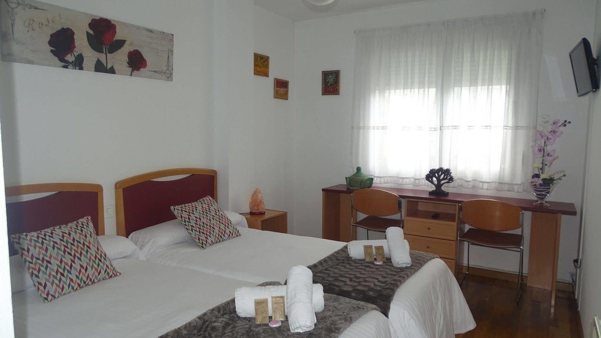 לוגו Hostal Lucus מראה חיצוני תמונה