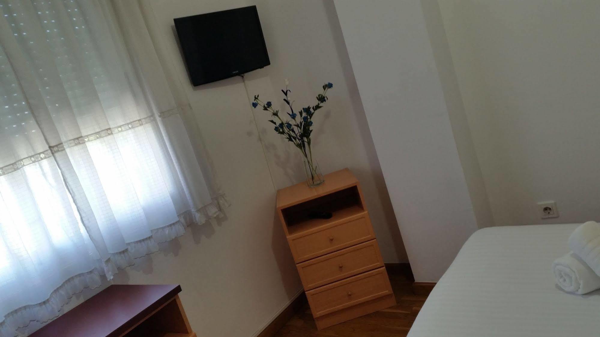 לוגו Hostal Lucus מראה חיצוני תמונה